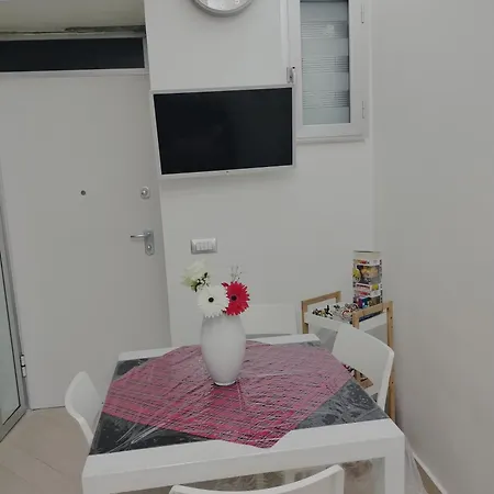 La Vie Est Belle Apartment *